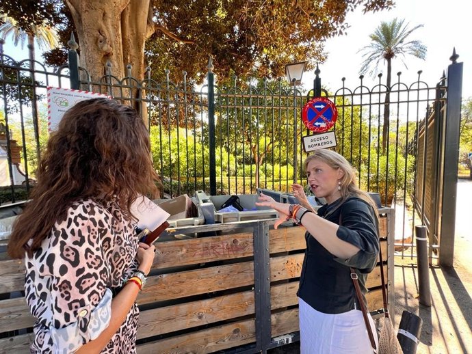 La portavoz municipal de Vox, Cristina Peláez, en su visita al barrio de Santa Cruz.
