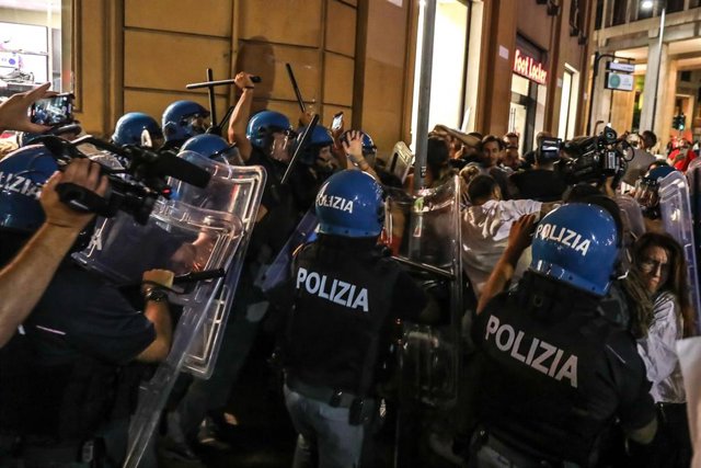 La Policía italiana reprime a un grupo de manifestantes que acudieron a protestar por un mitin de la líder de ultraderecha Giorgia Meloni.