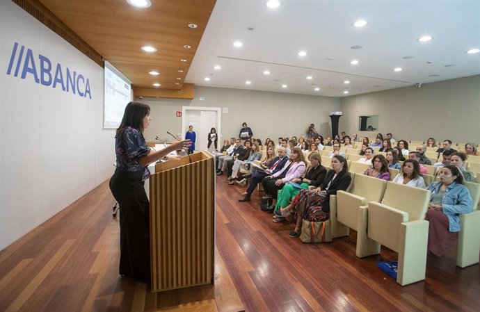 La conselleira de Promoción do Emprego e Igualdade, María Jesús Lorenzana, inaugura el I Foro APD sobre gestión de persoas