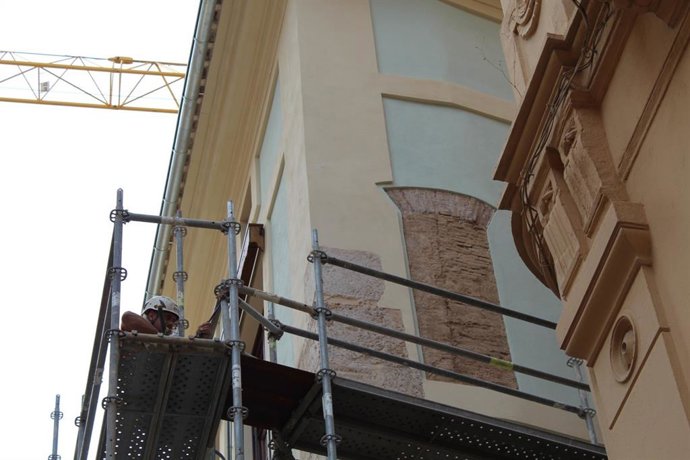 La fachada de la Casa del Relojero descubre un arco de finales del siglo XVIII que se instaló en previsión de erguir un puente para comunicar el edificio con la Catedral, un proyecto que nunca llegó a realizarse