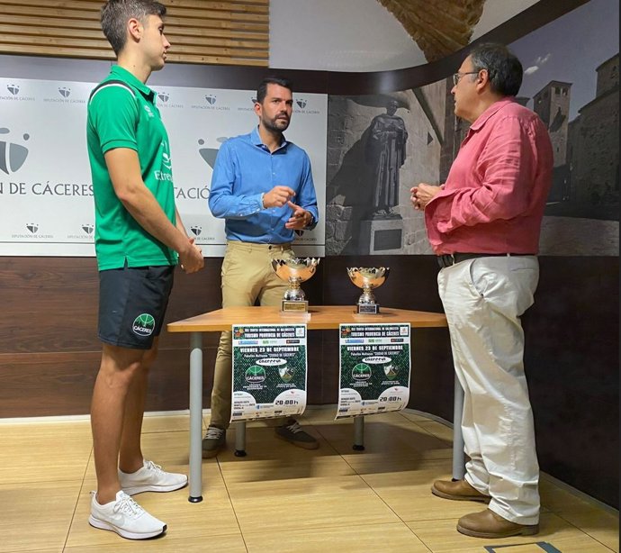 El jugador Pablo Sánchez, el diputado Álvaro Sánchez, y el presidente del Cáceres, Pepe Sánchez, tras la rueda de prensa de presentación del VIII Trofeo Internacional de Baloncesto Turismo Provincia de Cáceres