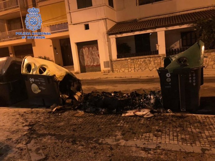 La Policía Nacional Detiene A Un Hombre Por Quemar Un Contenedor De Basura En Vía Pública