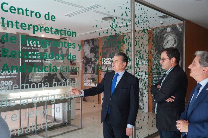 El consejero de la Presidencia, Interior, Diálogo Social y Simplificación Administrativa, Antonio Sanz, inaugura una exposición dedicada a los emigrantes retornados en el Museo de la Autonomía.