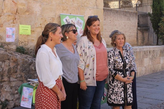 La alcaldesa de Segovia, Clara Martín, junto a la concejala de Servicios Sociales, Ana Peñalosa, y la presidenta de AFA Segovia, Isabel Miranda.