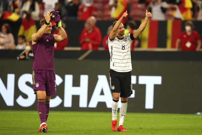 Archivo - 05 September 2021, Baden-Wuerttemberg, Stuttgart: Germany goalkeeper Manuel Neuer (L) and Leon Goretzka greet the fans after the 2022 FIFA World Cup Group J qualifying soccer match between Germany and Armenia at Mercedes-Benz Arena. Photo: Tom