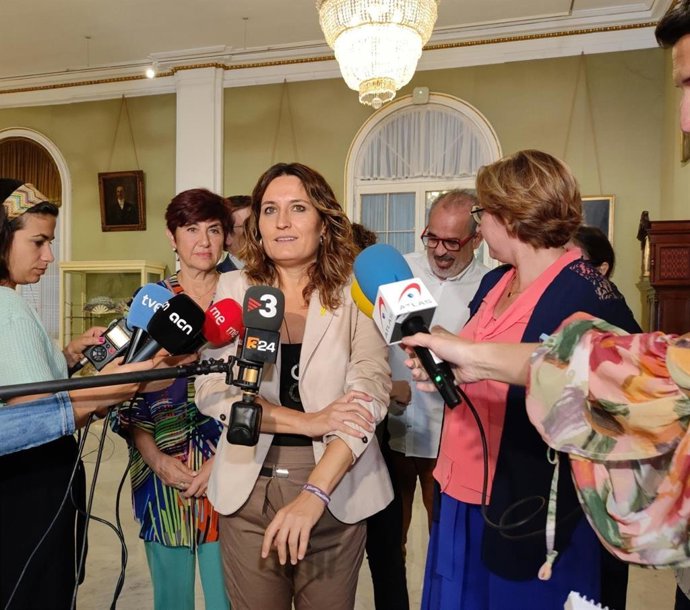 La consellera de Presidencia, Laura Vilagr, con la presidenta del departamento francés de Pirineos Orientales, Hermeline Melherbe, y la diputada de programas europeos de la Diputación de Girona, Montserrat Mindan.