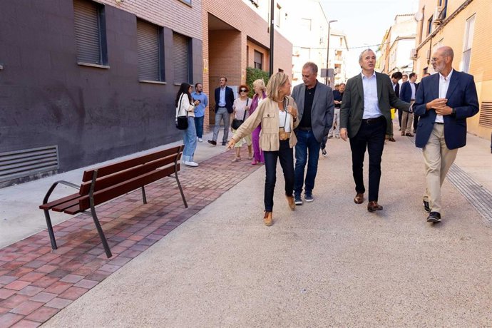 El alcalde, Jorge Azcón, y la consejera municipal de Infraestructuras y Medio Ambiente, Patricia Cavero, visitan la calle reformada OSa Mayor