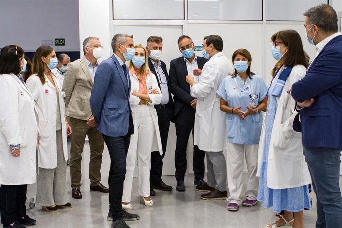 El vicepresidente y consejero de Universidades, Igualdad, Cultura y Deporte, Pablo Zuloaga, y el consejero de Sanidad, Raúl Pesquera, visitan la Unidad de Ensayos Clínicos.