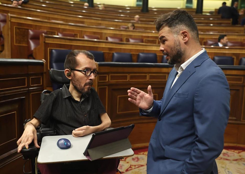 El portavoz de ERC en el Congreso, Gabriel Rufián (i) y el portavoz de Unidas Podemos, Pablo Echenique (d), durante una sesión de control al Gobierno en el Congreso