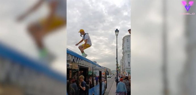 Los reyes del parkour, dan una vuelta en el bus... ¡Subidos al techo1