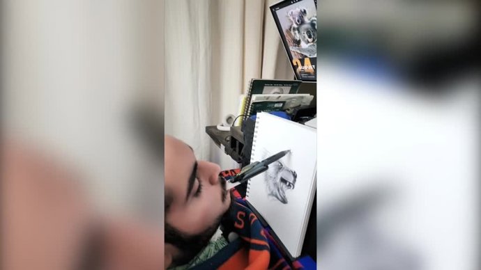Este pintor hace increíbles cuadros a pesar de su discapacidad: solo utiliza la boca para pintar