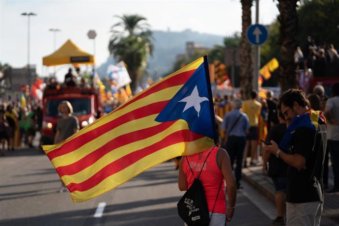 Una persona sostiene un banderín en la manifestación convocada por la ANC con motivo de la Diada, Día de Catalunya, a 11 de septiembre de 2022, en Barcelona, Catalunya (España). 