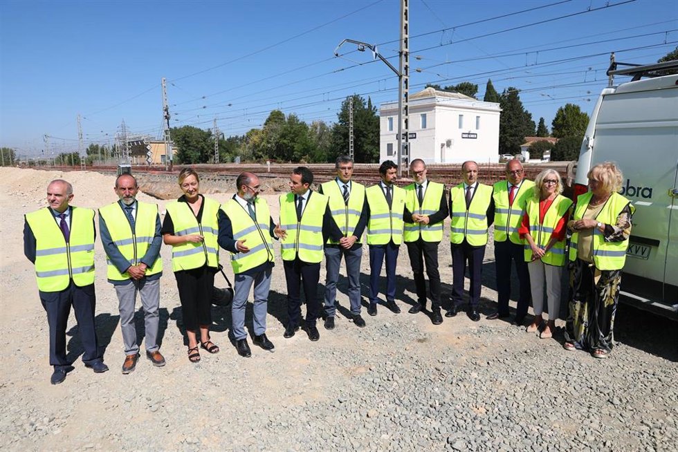 El presidente del Gobierno de Aragón, Javier Lambán, y otros impulsores del proyecto, en Tamarite.