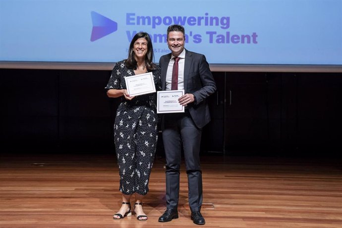 La Head of Revenue Management de PortAventura World, Silvia Llamas, y el Head of Food & Beverage de la empresa, Daniel Rodríguez.