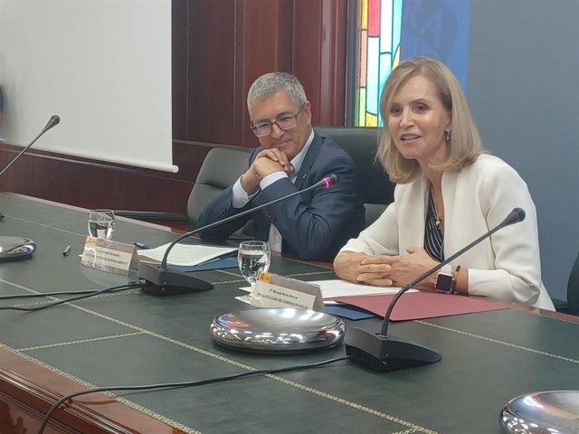 El secretario de Estado de Medio Ambiente, Hugo Morán, junto a la subdelegada del Gobierno en Huelva, Manuela Parralo.