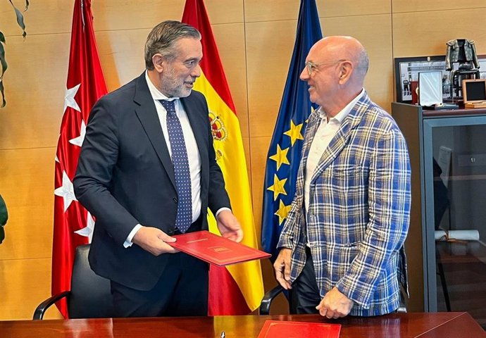 El consejero de Presidencia, Justicia e Interior, Enrique López, firma convenio de colaboración con los responsables del documental 'Sin libertad 20 años después'