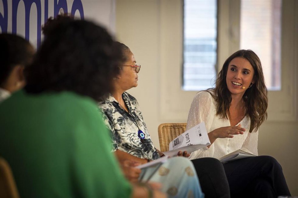 La ministra de Igualdad, Irene Montero (d), interviene durante la presentación del Plan Camino de lucha contra la trata y la explotación sexual, en el Espacio Larra, a 20 de septiembre de 2022, en Madrid (España).