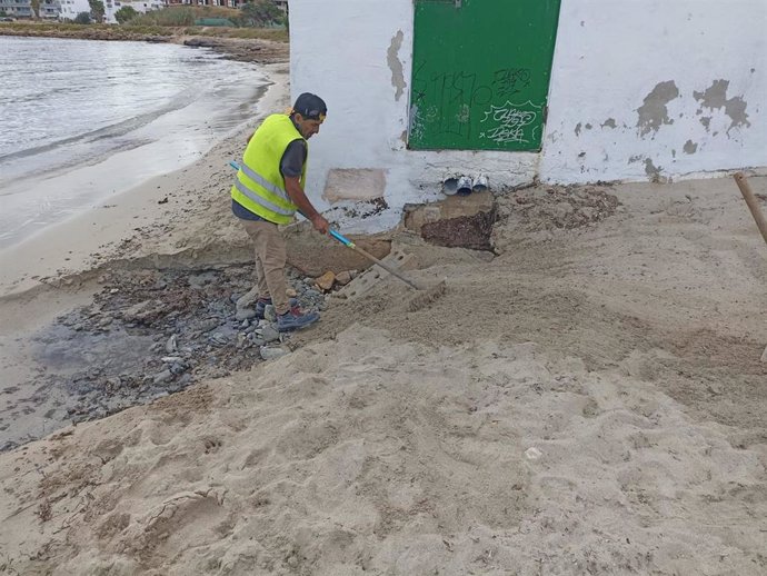 Un operario trabaja en la playa de Punta Xinxó de Sant Josep (Ibiza) afectada por un vertido debido a una avería en la red de saneamiento.