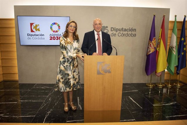 El presidente de la Diputación de Córdoba, Antonio Ruiz, y la delegada de Hacienda y Gobierno Interior, Felisa Cañete, en la nueva sala de prensa del Palacio de la Merced.