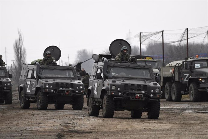 Archivo - Russian servicemen ride an armored vehicle in Armyansk in the northern part of Crimea, on February 25, 2022, in Crimea. On February 24 Russian President Vladimir Putin announced a military operation in Ukraine following recognition of independ