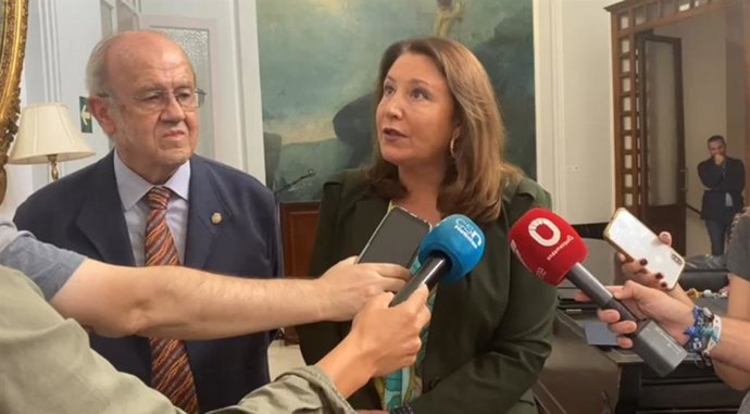 Crespo atiende a los periodistas en Córdoba.