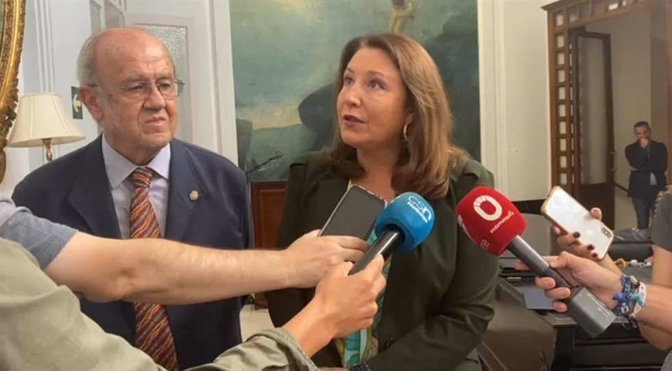 Crespo atiende a los periodistas en Córdoba.