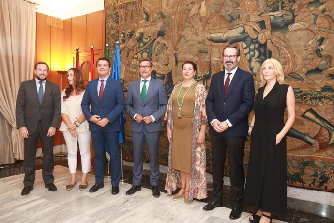 El consejero de Política Industrial y Energía de la Junta de Andalucía, Jorge Paradela, visita el Ayuntamiento de Córdoba.