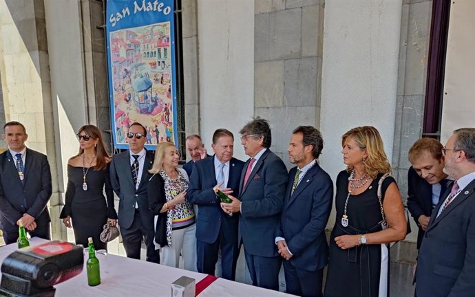 El Alcalde de Oviedo y resto de concejales en el reparto del Boñño Preñao.