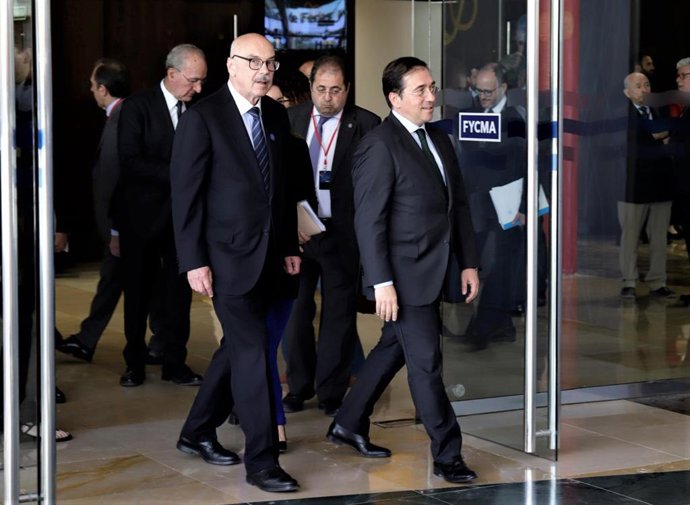 Archivo - El ministro de Asuntos Exteriores, José Manuel Albares, junto el secretario general adjunto de Naciones Unidas, Vladimir Voronkov, durante una conferencia en Málaga