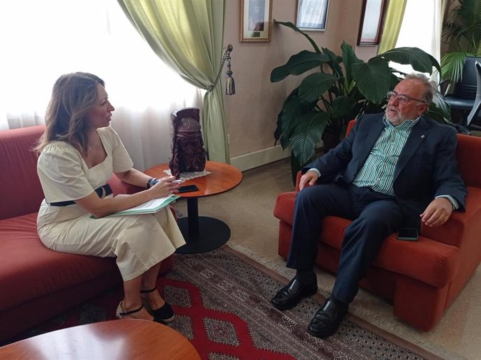 La delegada del Gobierno andaluz, Patricia Navarro y el alcalde de Alhaurín de la Torre, Joaquín Villanova, en una reunión