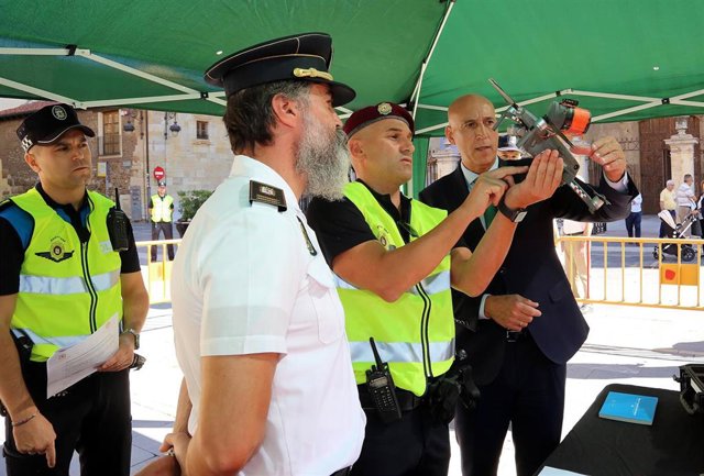 El alcalde de León observa uno de los nuevo drones de la Policía Local.