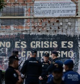 Un cartel anuncia que el edificio okupado La Quimera, en Lavapiés, ha sido desalojado por orden de la autoridad judicial  