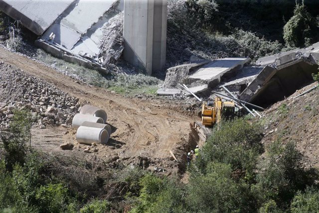 Grúas trabajan durante el desmontaje de las pilas 1 y 2 del viaducto de O Castro, en el kilómetro 430 sentido A Coruña de la autovía A-6.