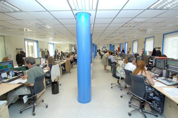 Archivo - Oficina, gente trabajando