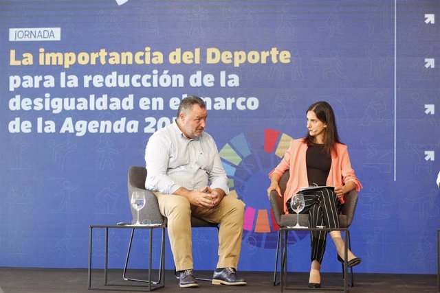 Eduardo Morán, presidente de la Diputación de León y la presidenta de la Asociación de Mujeres Deportivas Gallegas, Mercé Barrientos.