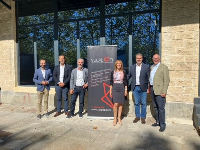 La consejera de Hacienda del Principado de Asturias, Ana Cárcaba, durante la visita a la empresa Vulpe TI, en el Parque Científico y Tecnológico de Gijón