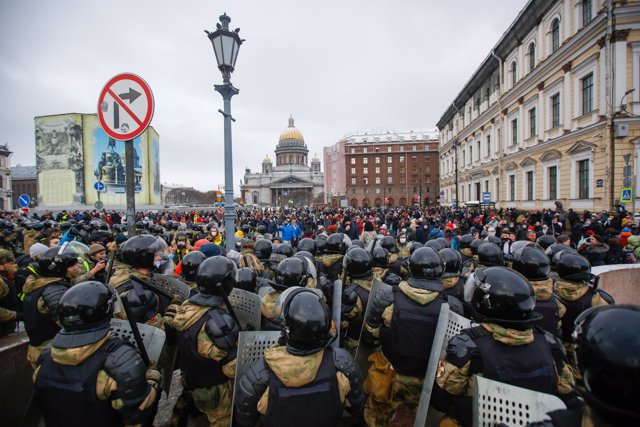 La Guardia Nacional rusa bloquea una calle durante una manifestación contra la detención del opositor ruso Alexey Navalny en San Petersburgo. Sergei Mikhailichenko/SOPA Images via ZUMA Wire/dpa