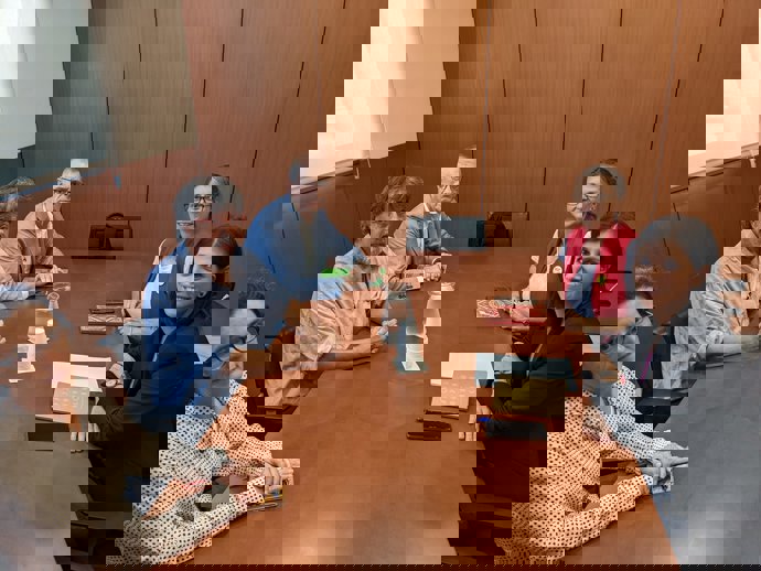 La reunión entre ANC y ERC, con el vicepresidente de la entidad, Jordi Pesarrodona, junto a miembros del Secretariado Nacional, y las republicanas Marta Vilalta  y Meritxell Serret.