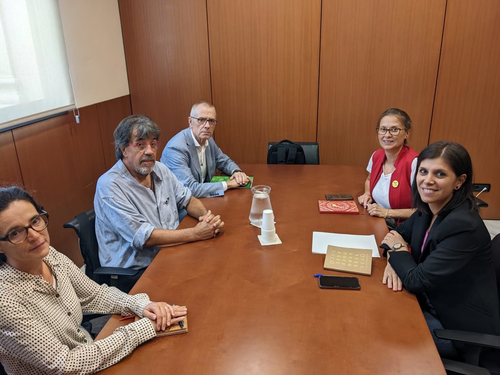La reunión entre ANC y ERC, con el vicepresidente de la entidad, Jordi Pesarrodona, junto a miembros del Secretariado Nacional, y las republicanas Marta Vilalta y Meritxell Serret.