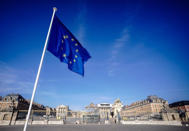 Archivo - 10 March 2022, France, Versailles: The flag of the European Union waves in the wind outside the Palace of Versailles. The heads of state and government of the European Union EU are meeting here for an informal two-day meeting. The topic is the c