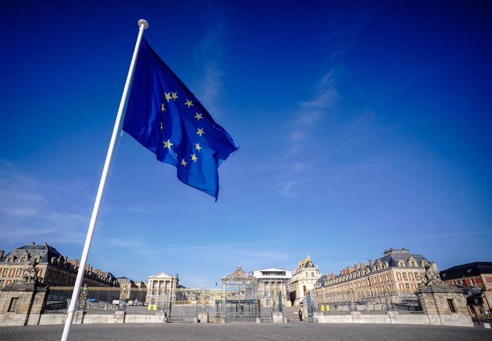 Archivo - 10 March 2022, France, Versailles: The flag of the European Union waves in the wind outside the Palace of Versailles. The heads of state and government of the European Union EU are meeting here for an informal two-day meeting. The topic is the