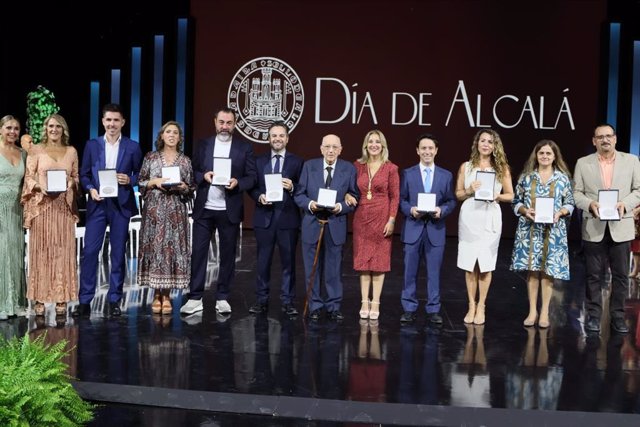 Los galardonados por el 'Día de Alcalá' junto a la alcaldesa, Ana Isabel Jiménez.