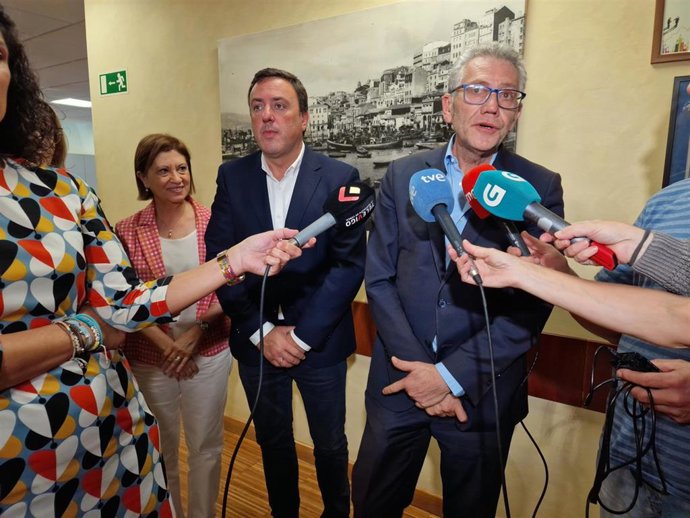 Touza hablando ante los medios de comunicación tras reunirse este miércoles con el secretario xeral del PSdeG, Valentín González Formoso.