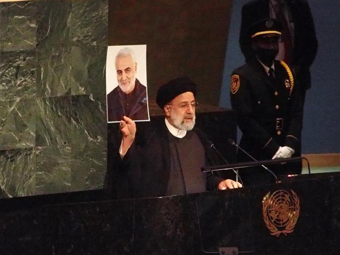 Ebrahim Raisi, presidente de Irán, sostiene una foto de Qassem Soleimani en la Asamblea General de la ONU