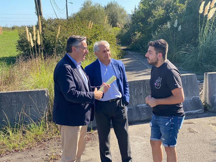 El presidente del PP de Gijón, Pablo González (izqda),  conversa con el presidente de la asociación vecinal de San Andrés de los Tacones, Bryan Calvo (dcha), durante su visita a la Zalia junto a otros representantes de su partido