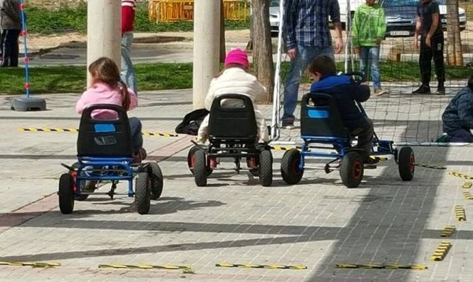 Niños participando en un circuito de Barridiades.