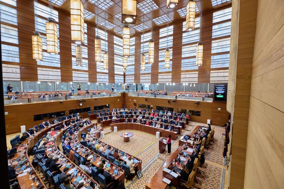 La presidenta de la Comunidad de Madrid, Isabel Díaz Ayuso, interviene durante la segunda jornada del debate del Estado de la Región, en la Asamblea de Madrid, a 13 de septiembre de 2022, en Madrid (España). Los grupos parlamentarios de la oposición en 
