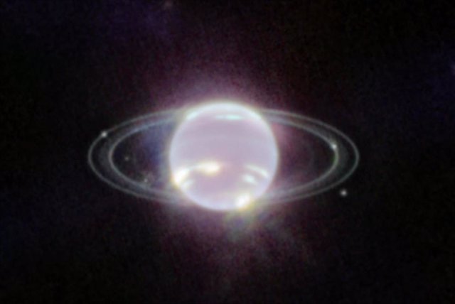 La cámara de infrarrojo cercano de Webb (NIRCam, por sus siglas en inglés) genera imágenes de objetos en el rango del infrarrojo cercano entre 0,6 y 5 micras, por lo que Neptuno no se ve azul a través de los instrumentos de Webb.