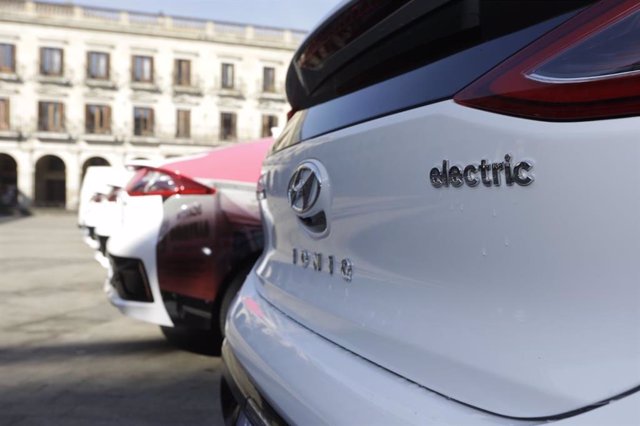 Archivo - El Ayuntamiento de Vitoria-Gasteiz subvenciona con 40.000 euros la adquisición de cuatro taxis eléctricos 'puros'