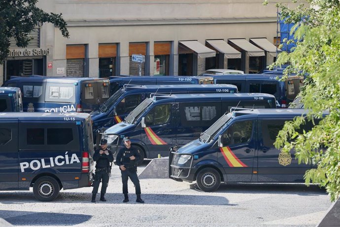 Varios furgones y dos agentes de Policía Nacional durante el desalojo del edificio okupado La Quimera, en el barrio de Lavapiés, a 21 de septiembre de 2022, en Madrid (España). 